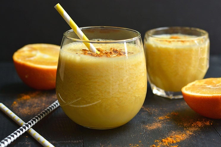 Goldene Milch Smoothie mit Orangensaft morgens trinken