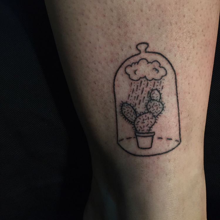 Handpoke Tattoo Kaktus unter Glasglocke mit Regenwolke auf Bein