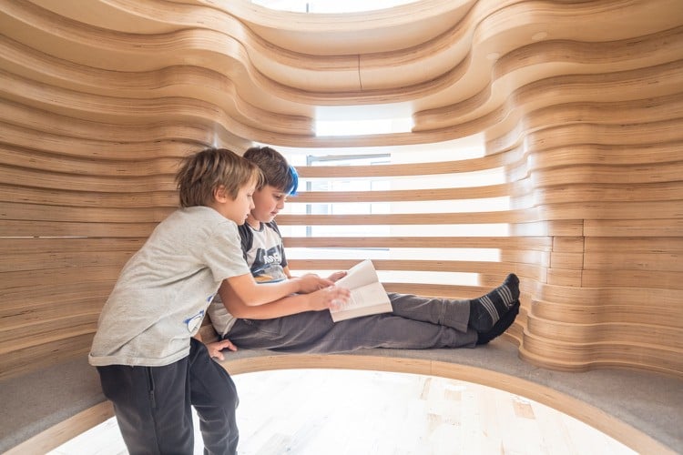 Holzstruktur bietet gemütlichen Platz zum Lesen