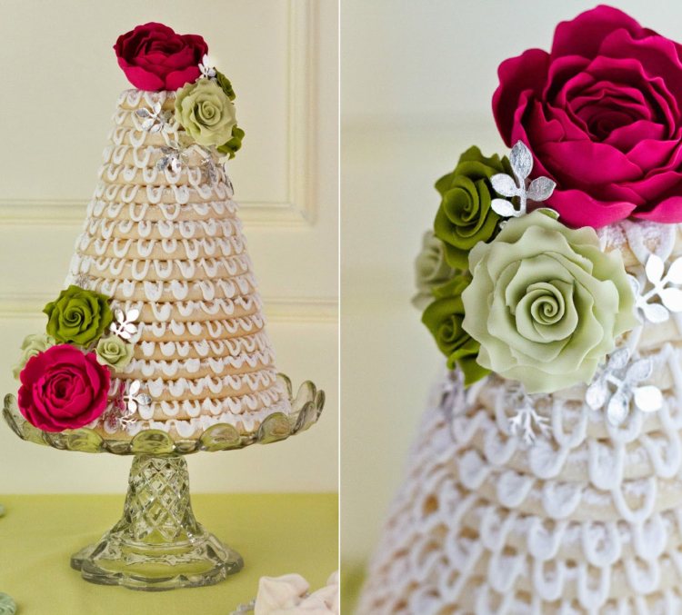 Kransekage Turmkuchen Hochzeit echte essbare Blumen Zuckerguss weiß