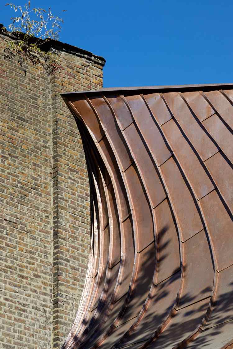 Kupferplatten am Dach interessante Trichterform Kontrast Kupfer Ziegel