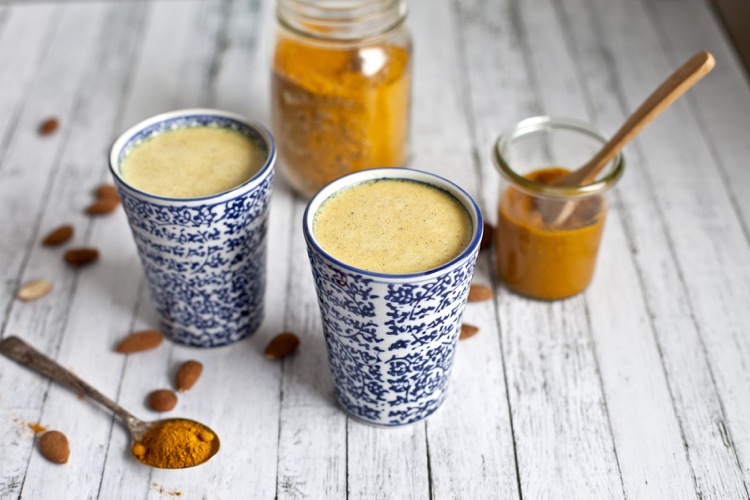 Kurkuma Latte Goldene Milch mit Zimt und Honig Rezept