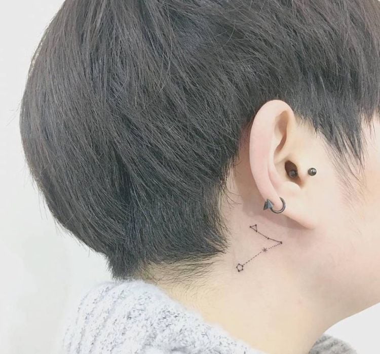 Mini Tattoo hinter dem Ohr Sternbild Konstellation Frau