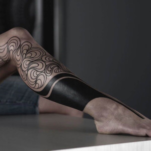 Tattoo Trends 2018 Blackout Bein Wade abstrakt Frau