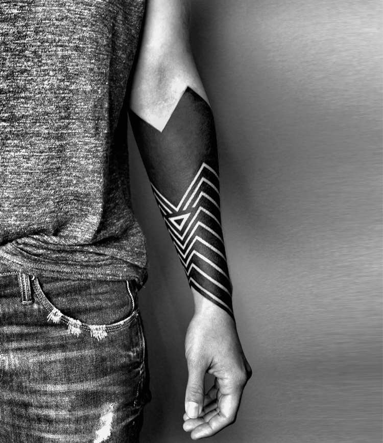 Tattoo Trends 2019 für Männer Unterarm Blackwork geometrische Linien