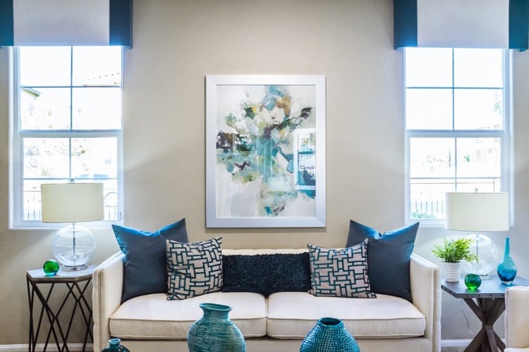 Wandbild im Wasserfarben-Look im Wohnzimmer beige Wandfarbe blaue Dekorationen