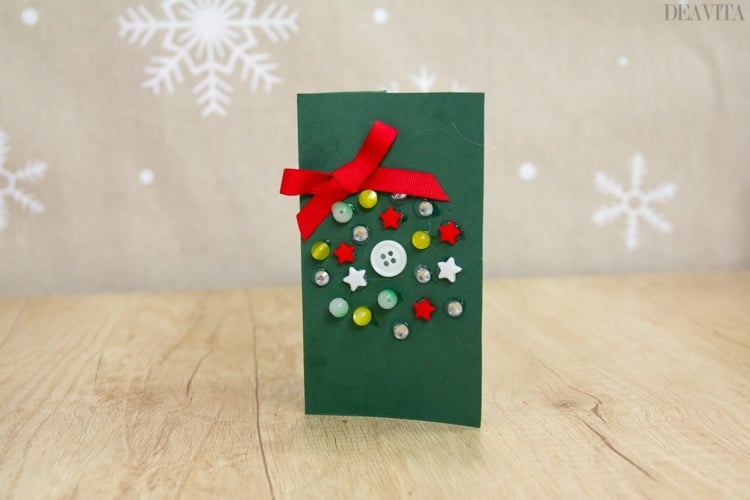 Weihnachtkarten basteln mit Kindern Christbaumkugel aus Perlen und Strass