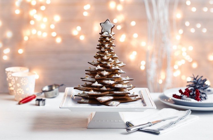 Weihnachtsbaum aus Lebkuchenplätzchen mit weißer Glasur