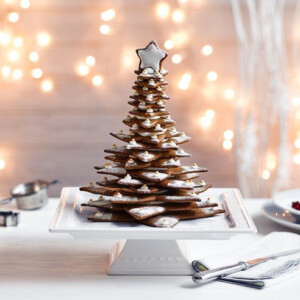 Weihnachtsbaum aus Lebkuchenplätzchen mit weißer Glasur