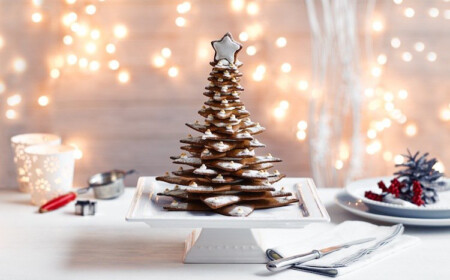 Weihnachtsbaum aus Lebkuchenplätzchen mit weißer Glasur