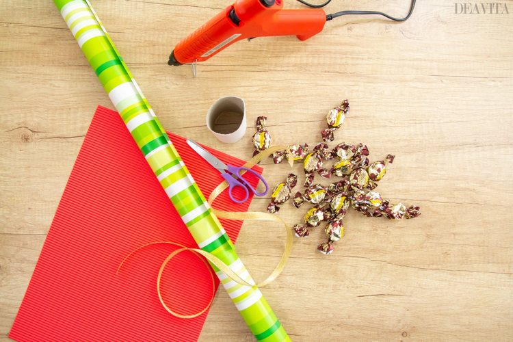 Weihnachtsdeko aus Papprollen selber machen Bonbons Verpackung Materialien