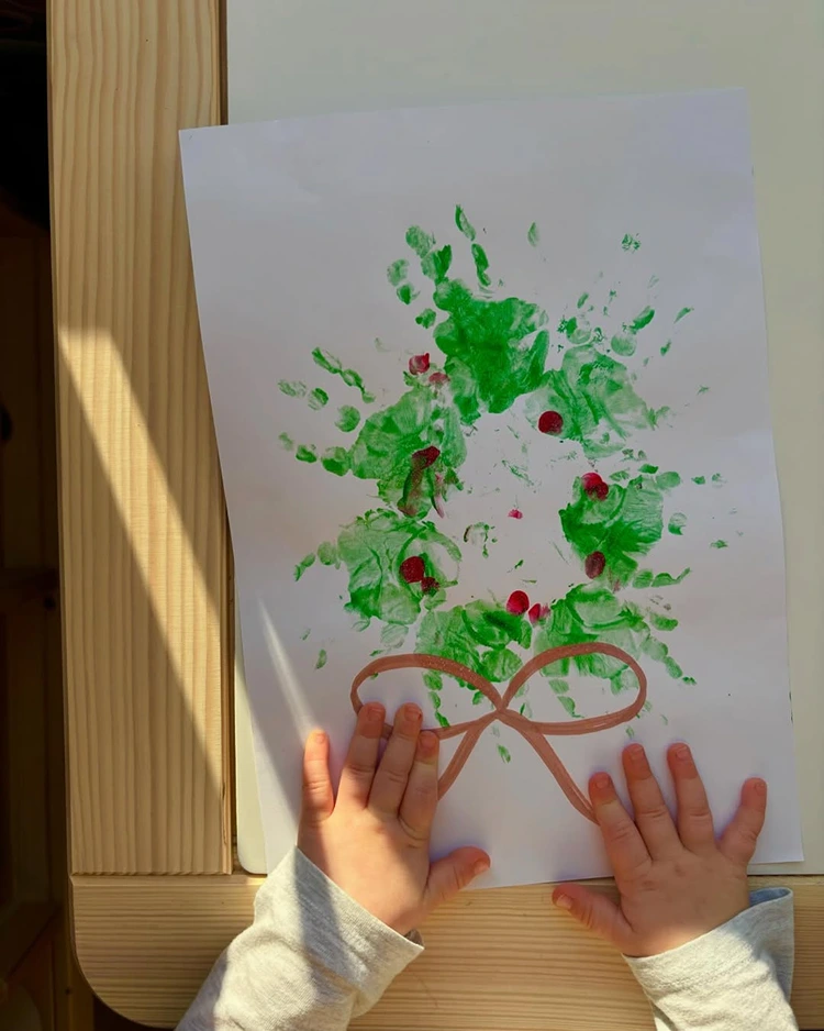 adventskranz aus handabdrücken weihnachten bastelideen kleinkinder