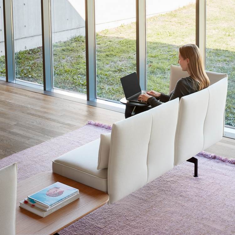 aktuelles büromöbel design entdecken neue designermöbel arbeit laptop tisch bücher glasfenster