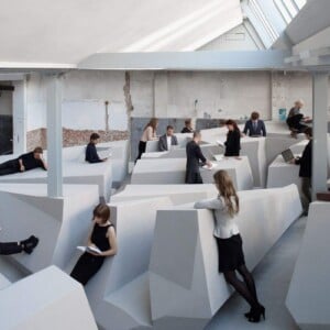 aktuelles büromöbel design entdecken neue designermöbel arbeitsplätze beton industriell stil liegen stehen sitzen