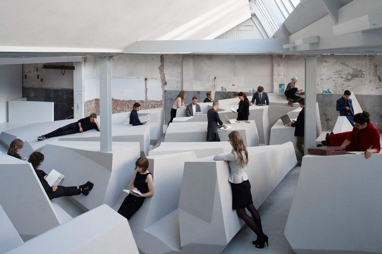 aktuelles büromöbel design entdecken neue designermöbel arbeitsplätze beton industriell stil liegen stehen sitzen