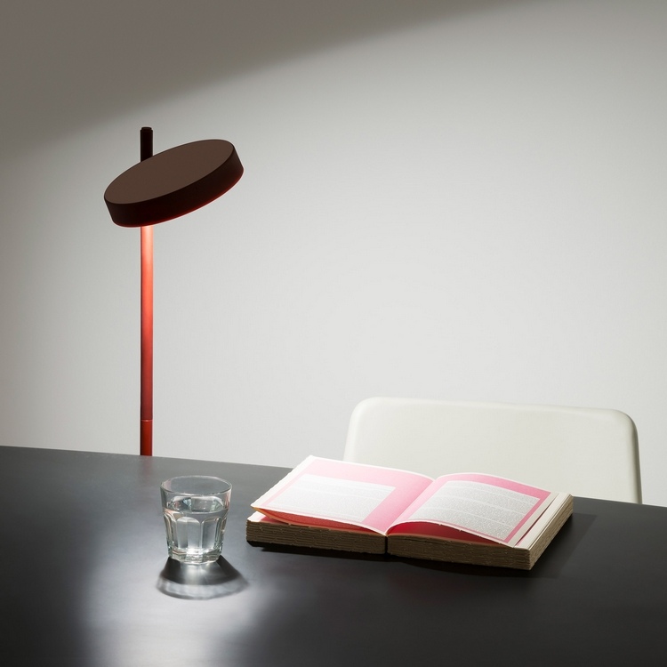 aktuelles büromöbel design entdecken neue designermöbel stühle lampe minimalistisch retro buch glas beleuchtung schreibtisch