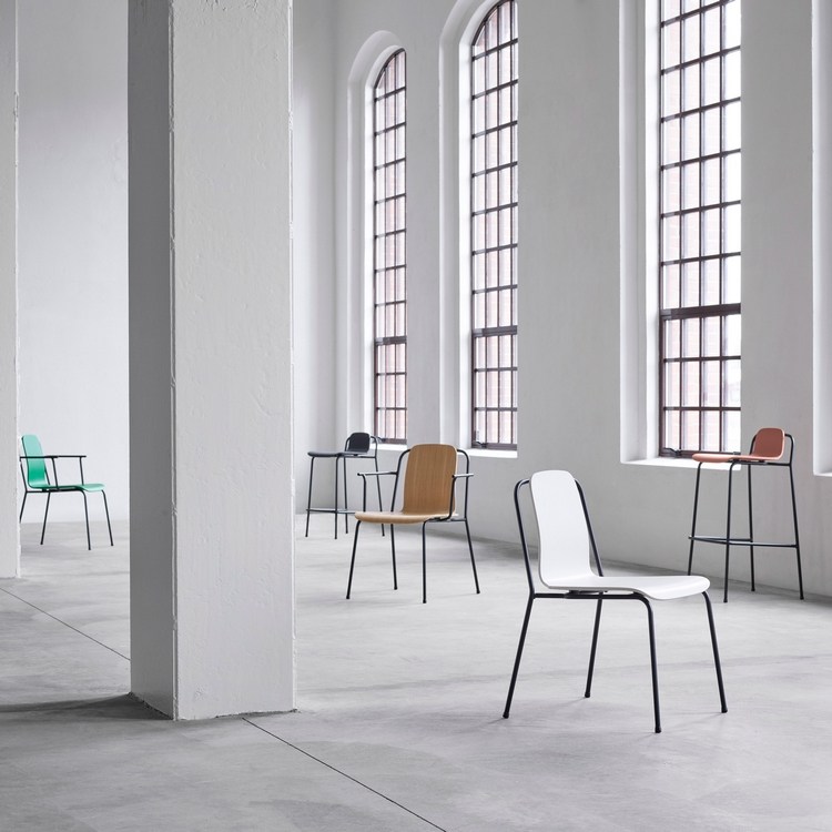 aktuelles büromöbel design entdecken neue designermöbel stühle weiß säule altbau fenster