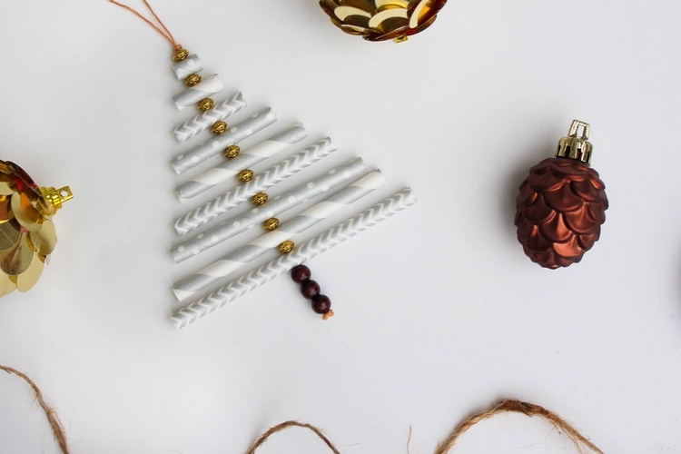 basteln mit strohhalmen diy weihnachtsdeko selber machen papierstrohhalme bastelideen weihnachtsschmuck holzperlen kügelchen aufziehen