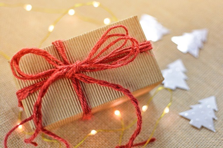 basteln mit wolle weihnachten lichterkette passendes weihnachtsdeko geschenkverpackung garn rot