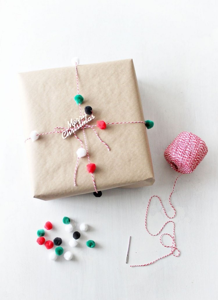 basteln mit wolle weihnachten passendes weihnachtsdeko was kann man mit wolle machen geschenkverpackung pompons garn faden nadel