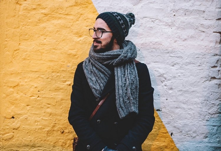beanie richtig tragen passende männer mützen stilvoll look winter herrenmode bummelmütze pompon straßenkleidung brille hipster