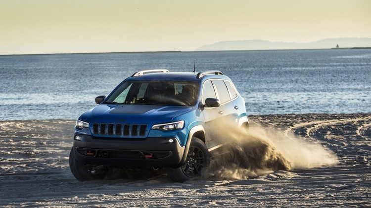 beste offroad fahrzeuge extreme geländewagen suvs abenteuer autos blau jeep cherokee sand strand drehen meer.jpg