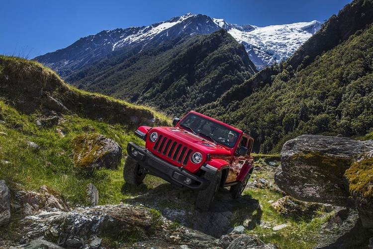 beste offroad fahrzeuge extreme geländewagen suvs abenteuer autos jeep wrangler berge natur felsen geländereifen