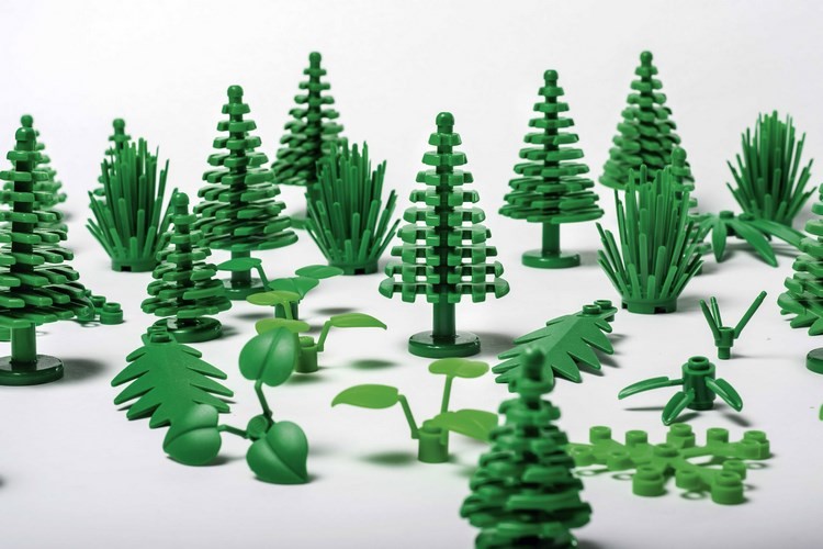 biokunsstoffe herstellen projekte bioplastik legosteine botanische figuren zuckerrohr basis elemente tannenbäume blätter nah