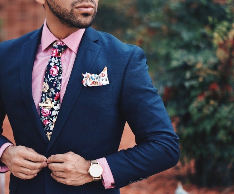 blauen anzug kombinieren welches hemd dunkelblau farbe rosa hemd blumenmuster krawatte