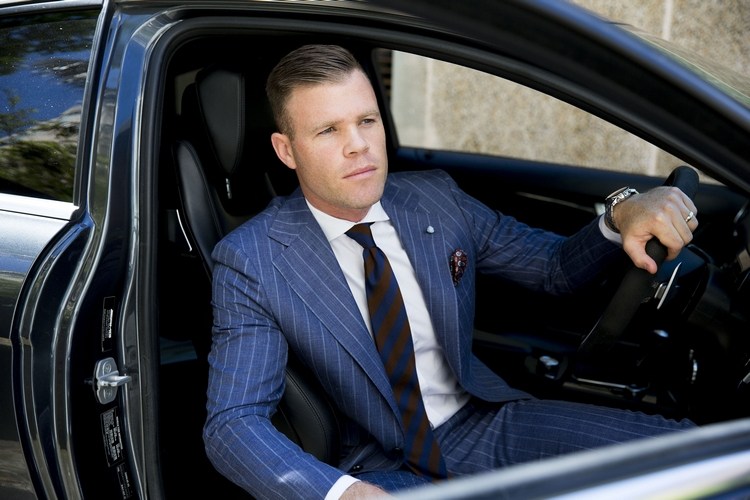 blauen anzug kombinieren welches hemd mittelblau raie braun krawatte auto formell look business geschäftlich anlass