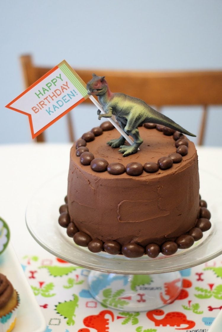 dinosaurier kuchen für kindergeburtstag schokolade schokorosinen spielzeig