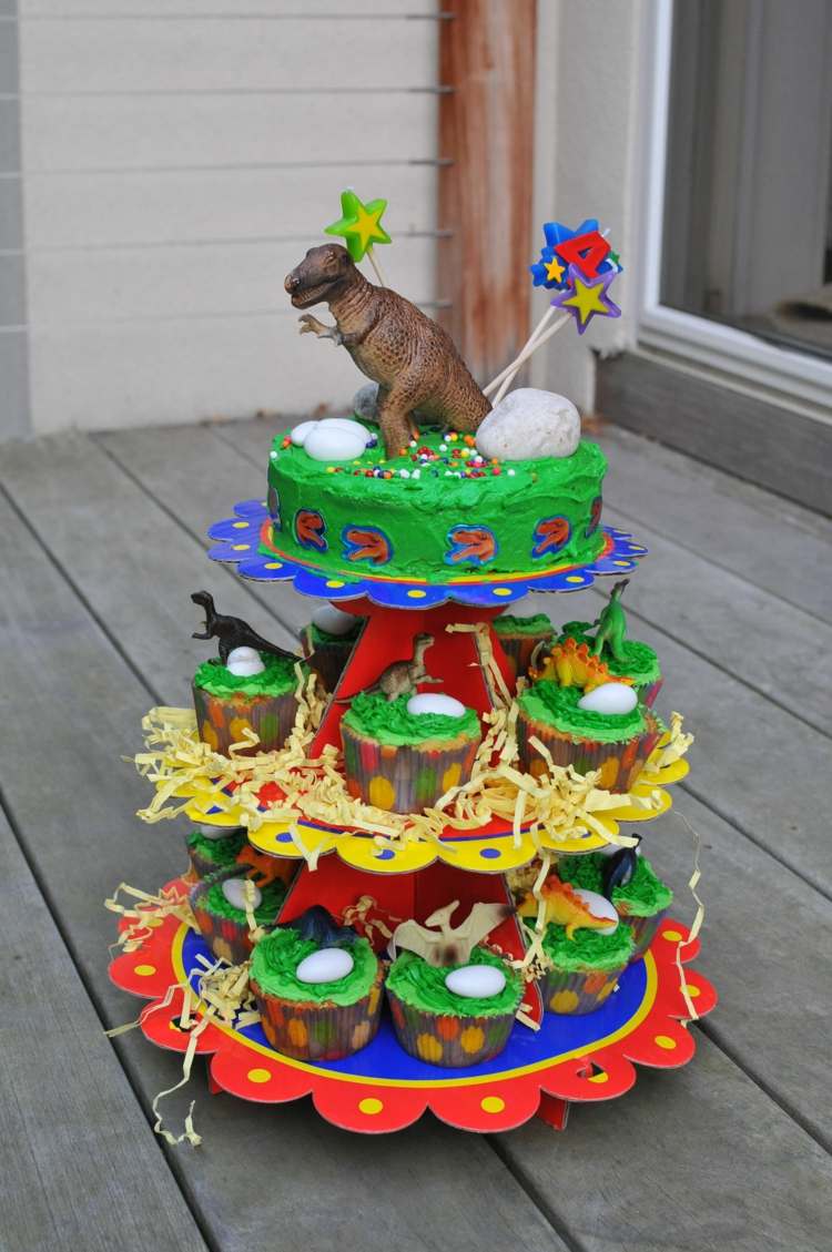 dinosaurier torte cupcakes geburtstag dekorieren spielzeuge geburtstagskerzen