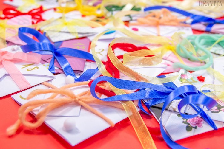 diy adventskalender papiertüten umschläge basteln kartonpapier kleben schleife binden farbig überraschung nahaufnahme