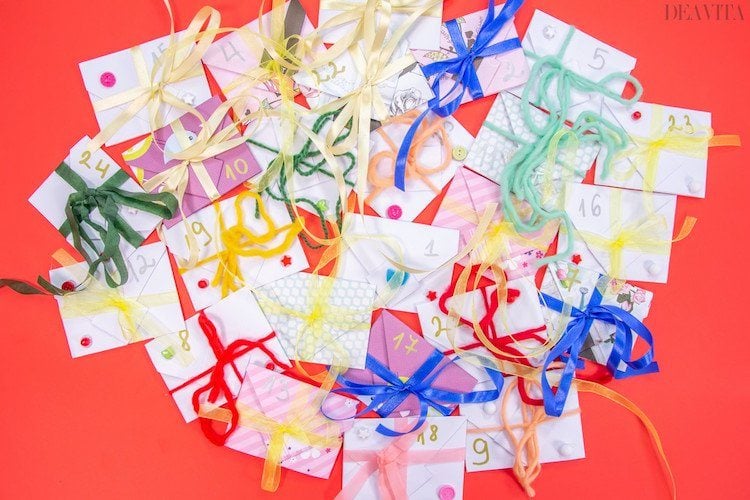 diy adventskalender papiertüten umschläge basteln kartonpapier kleben schleife binden farbig überraschung