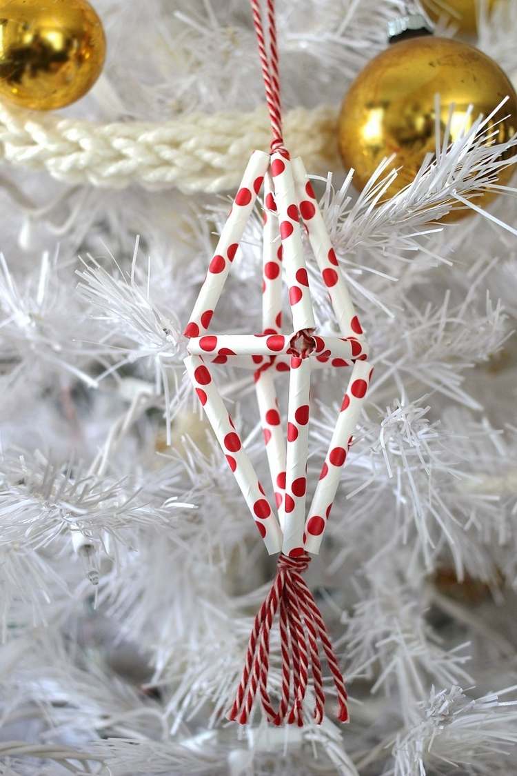 diy himmeli diamantenförmig geometrische figuren weiß rot punkte weihnachtsdeko
