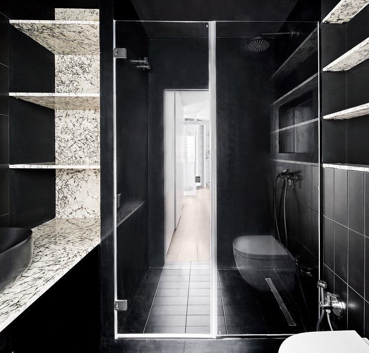 farben schwarz und weiß kontrast badezimmer marmor regal dusche