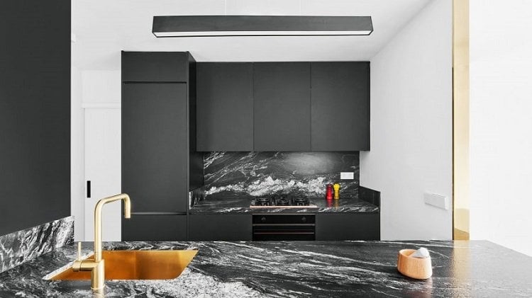 farben schwarz und weiß küche modern elegant marmor armaturen messing