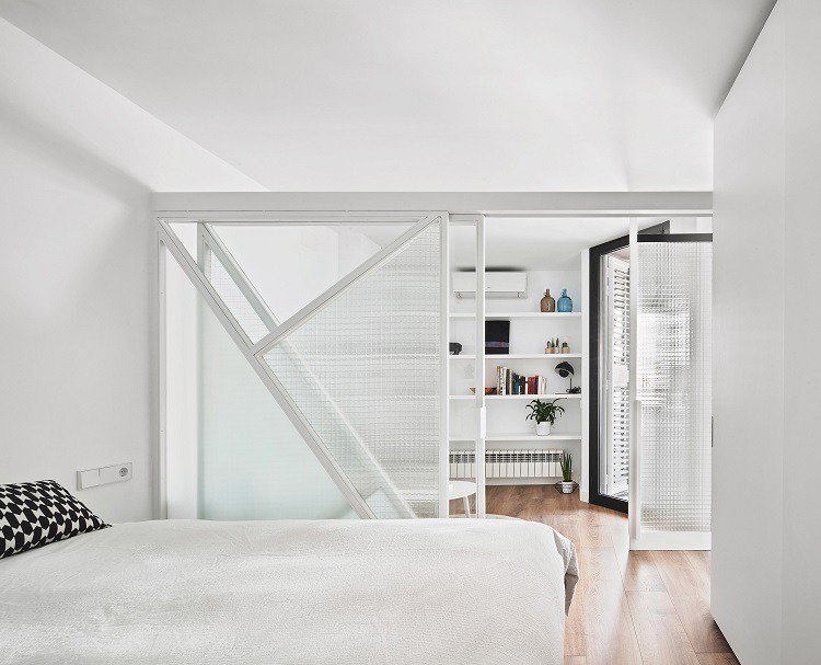 farben schwarz und weiß schlafzimmer schiebetür matt glas milchglas transparent
