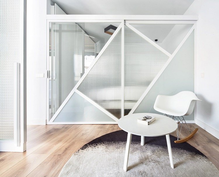farben schwarz und weiß wohnbereich teppich schlafzimmer schiebetür glas geometrisches muster