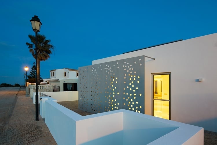 fassadenverkleidung mit faserzementplatten architektur minimalistisch design abendlicht palmen straße