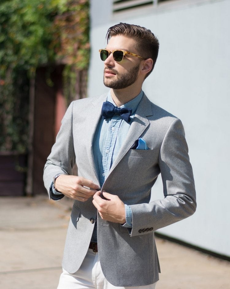 fliege richtig kombinieren wählen passende schleife outfit stilvoll aussehen grau blazer zuknöpfen jeanshemd sonnenbrille