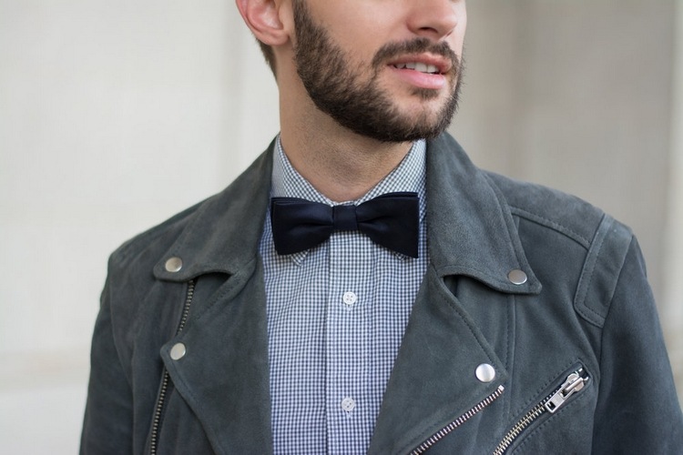 fliege richtig kombinieren wählen passende schleife outfit stilvoll aussehen grau lederjacke karohemd kombination