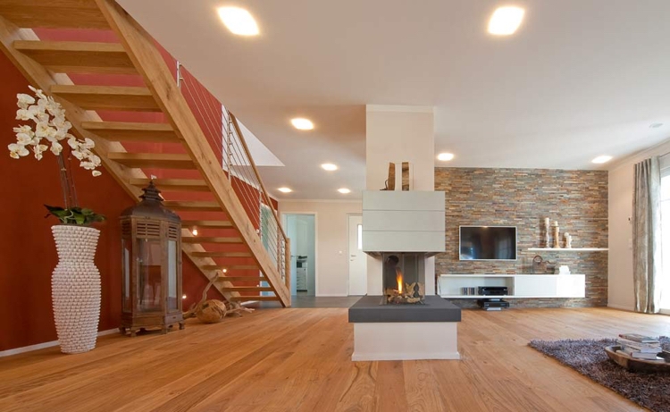 gemütliches Haus mit Kamin als Raumteiler Holztreppe Steinwand Parkettboden