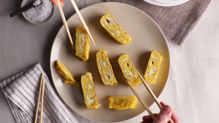 gerollt japanisches omelette dashimaki tamago zubereiten rollen eierschichten