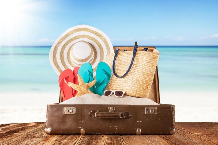 geschenkverpackung reisegutschein basteln kreative ideen urlaubgutschein alten reisekoffer packen strand sonnenbrille tasche badelatschen