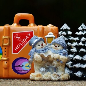 geschenkverpackung reisegutschein basteln kreative ideen urlaubgutschein koffer weihnachten figur schneemann tannenbaum