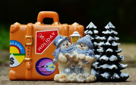 geschenkverpackung reisegutschein basteln kreative ideen urlaubgutschein koffer weihnachten figur schneemann tannenbaum