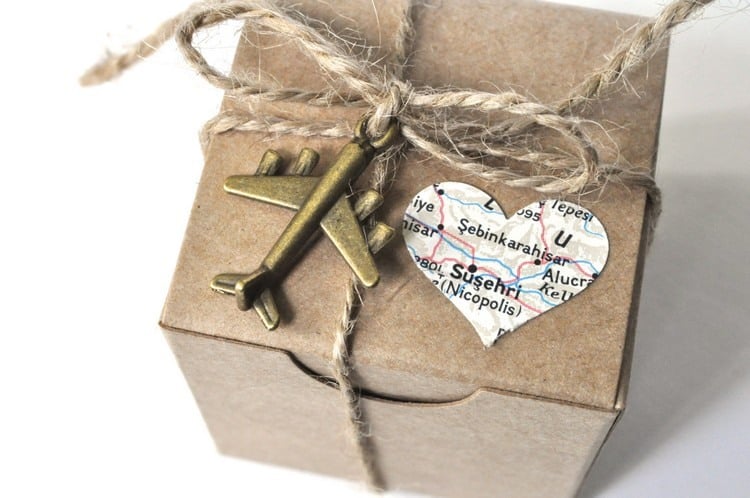geschenkverpackung reisegutschein basteln kreative ideen urlaubgutschein selber machen geschenk verpackt rustikal flugzeug herz