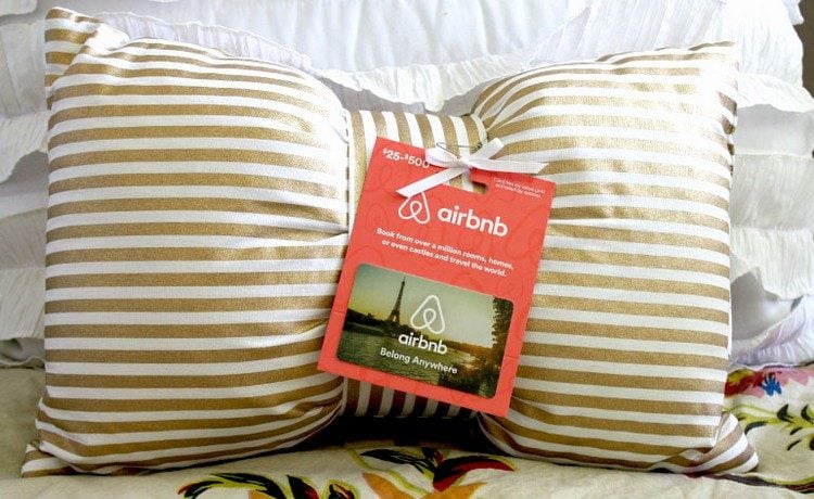 geschenkverpackung reisegutschein basteln kreative-ideen urlaubgutschein selber machen kissen airbnb
