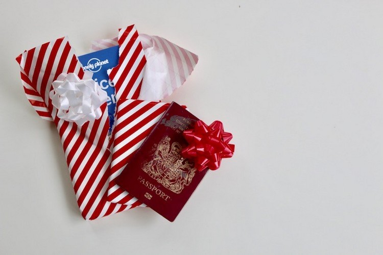 geschenkverpackung reisegutschein basteln kreative ideen urlaubgutschein selber machen reisepass reiseführer geschenkpapier